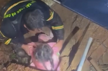 Bé 8 tuổi bị vùi lấp trong nhà do sạt lở: Gãy xương đùi hở, đa chấn thương [VIDEO]