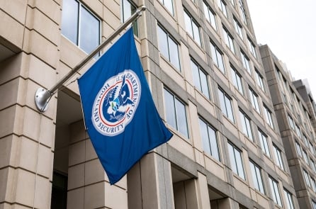 Cơ quan Di trú Mỹ xem xét lại hồ sơ người có thẻ xanh đến từ một số nước