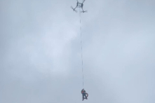 Cứu một người mắc kẹt trong lũ bằng máy bay không người lái