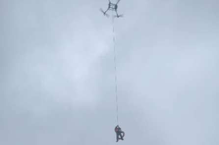 Cứu một người mắc kẹt trong lũ bằng máy bay không người lái