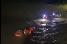 Đê vỡ khiến Quy Nhơn ngập sâu 2 m, lực lượng chức năng sơ tán hơn 9.200 dân