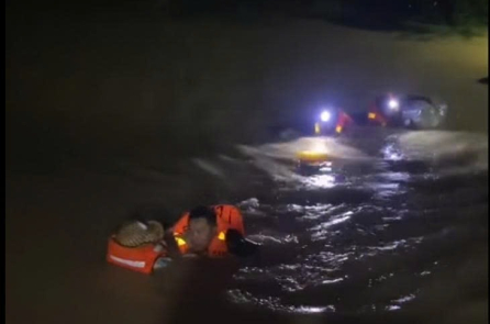 Đê vỡ khiến Quy Nhơn ngập sâu 2 m, lực lượng chức năng sơ tán hơn 9.200 dân