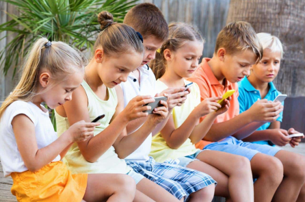 Malaysia có kế hoạch cấm trẻ em dưới 16 tuổi sử dụng mạng xã hội