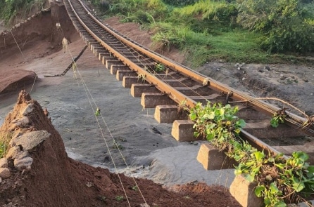 Đường sắt Bắc – Nam ách tắc do bão Kalmaegi, hành khách trung chuyển bằng ô tô