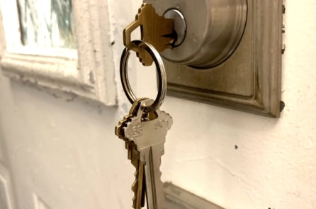 Người phụ nữ giấu chìa khóa ở cửa, khi trở về phát hiện tiền tiết kiệm đã mất