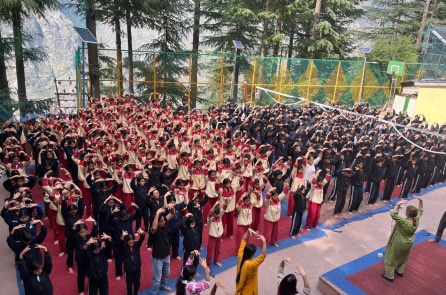 Pháp Luân Công phổ truyền đến trường học vùng núi Himalaya, thầy trò nồng nhiệt đón nhận