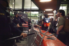 Turning Point USA tổ chức diễn thuyết tại Berkeley, gần trăm người biểu tình bên ngoài