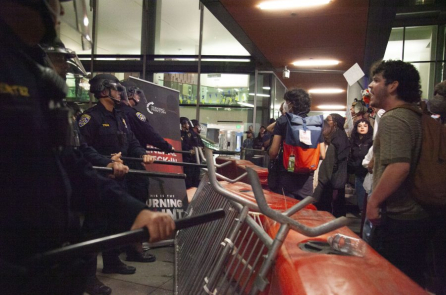 Turning Point USA tổ chức diễn thuyết tại Berkeley, gần trăm người biểu tình bên ngoài