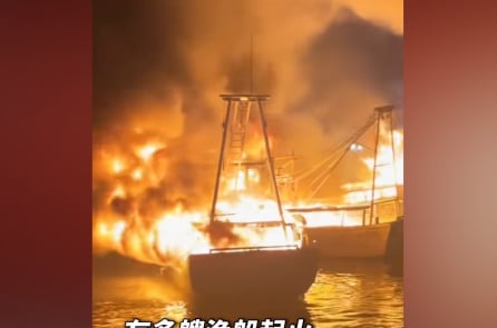 Quảng Tây: 9 tàu cá cháy liên tiếp, hiện trường như biển lửa