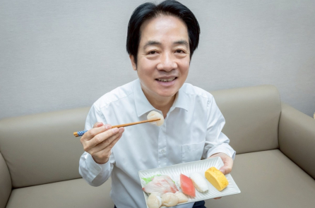 Bức ảnh Tổng thống Lại Thanh Đức ăn hải sản ủng hộ Nhật Bản lan truyền mạnh trên mạng