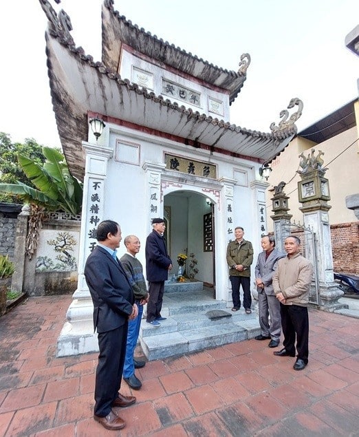 lang bia le hieu trung