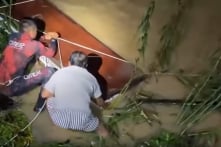 Quan tài bị lũ cuốn trôi trên sông ở Nha Trang