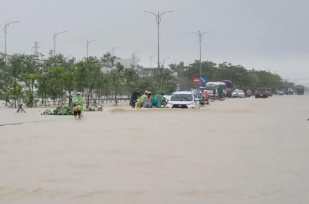 Lũ lụt tàn phá Đông Nam Á, hơn 150 người chết, dân kêu cứu trên mái nhà