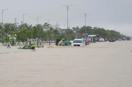 Mưa 500 mm, nước sông Cái Nha Trang vượt BĐ3, Khánh Hòa đối mặt lũ lịch sử