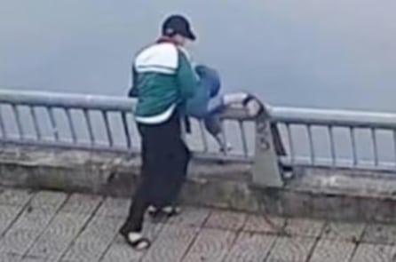 Nam sinh lớp 8 ở Lào Cai hất bạn xuống hồ nước sau xô xát