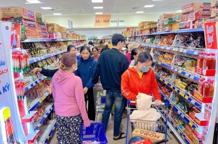 Người dân tại Đắk Lắk và Gia Lai tích cực dự trữ thực phẩm trước bão Kalmaegi