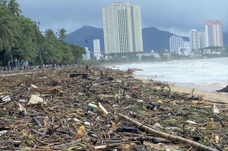 Biển Đông có thể đón bão số 15, miền Trung đối mặt đợt mưa mới