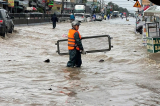 Nha Trang ngập hơn 1m sau 2 ngày mưa liên tục