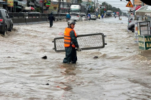 Nha Trang ngập hơn 1m sau 2 ngày mưa liên tục