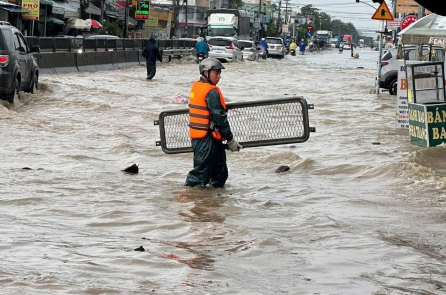 Nha Trang ngập hơn 1m sau 2 ngày mưa liên tục
