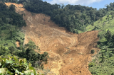 Phía trên quả đồi sạt lở ở Đà Nẵng, thêm một sườn núi nứt 300m