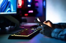 Thức đêm chơi game, một người 35 tuổi ở Hàng Châu bị “đột quỵ mắt” suýt mất thị lực