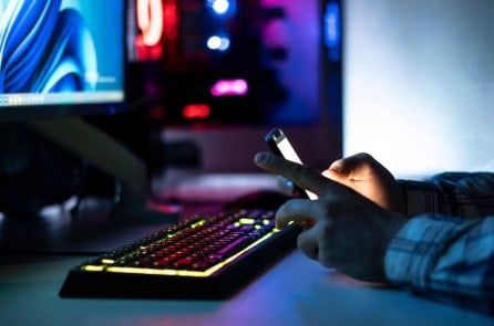 Thức đêm chơi game, một người 35 tuổi ở Hàng Châu bị “đột quỵ mắt” suýt mất thị lực