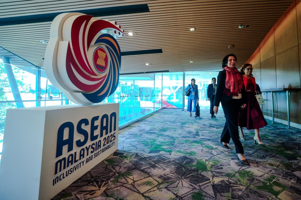 r shutterstock 2662347343