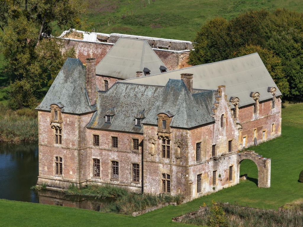 r shutterstock 2697585991