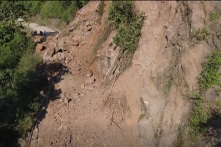 Sạt lở giữa trời nắng, đường tỉnh lộ độc đạo tại Sơn La bị vùi lấp