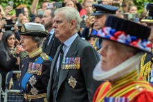 Hoàng tử Andrew bị tước bỏ mọi danh hiệu, trục xuất khỏi cung điện hoàng gia Anh