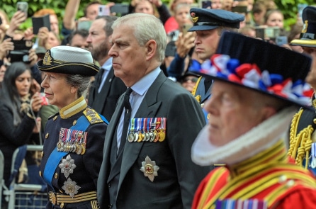 Hoàng tử Andrew bị tước bỏ mọi danh hiệu, trục xuất khỏi cung điện hoàng gia Anh