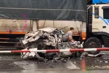 Tài xế chui ra khỏi chiếc xe bị vò nát sau vụ tai nạn liên hoàn [VIDEO]