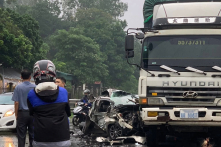 Tài xế chui ra khỏi chiếc xe bị vò nát sau vụ tai nạn liên hoàn [VIDEO]