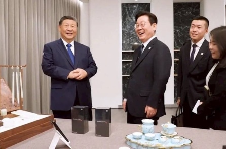 Ông Tập tặng điện thoại Xiaomi, Tổng thống Hàn Quốc hỏi: “Liên lạc có an toàn không?