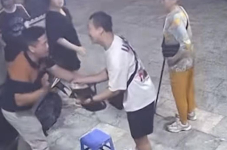 Người giúp du khách Hàn Quốc tìm thấy mẹ đi lạc nhận khen thưởng