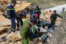 Khoảng 1000m3 đất, đá đã vùi lấp 3 người, Quốc lộ 6 còn 5 điểm nguy cơ cao sạt lở