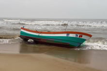 Một ngư dân mất tích, tàu cá dạt vào bờ còn nguyên lưới cụ, điện thoại