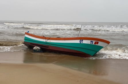 Một ngư dân mất tích, tàu cá dạt vào bờ còn nguyên lưới cụ, điện thoại
