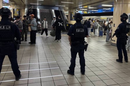 [VIDEO] Tấn công bằng dao tại Đài Loan: 3 người thiệt mạng, nghi phạm nhảy lầu