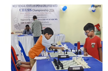 Thần đồng cờ Vua: Bé trai Ấn Độ 3 tuổi giành Elo FIDE, xác lập kỷ lục mới Thần đồng cờ Vua: Bé trai Ấn Độ 3 tuổi giành Elo FIDE, xác lập kỷ lục mới