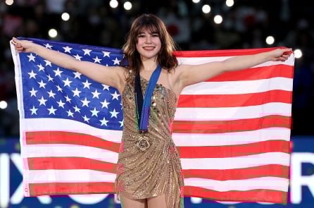 Thiếu nữ gốc Hoa, gia đình bị đặc vụ ĐCSTQ giám sát, vô địch giải trượt băng Grand Prix