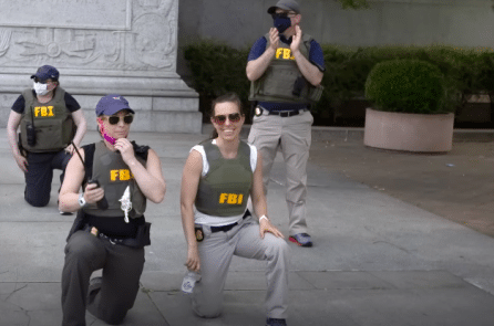 12 đặc vụ FBI kiện sau khi bị sa thải, vì quỳ gối tại biểu tình George Floyd