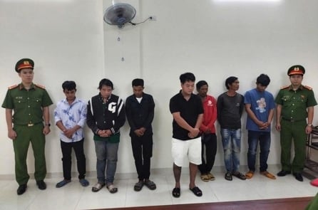 Đào hàng trăm xác heo bệnh để mang bán, 7 người bị khởi tố