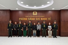 Nhóm làm giả hàng trăm ngàn chai dầu gió nhãn hiệu Siang Pure Oil bị bắt