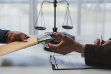 Đề nghị truy tố cựu cán bộ Văn phòng Chính phủ và gần 100 bị can