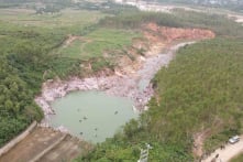 Hạ tràn xả lũ hồ Kẻ Gỗ sạt lở nghiêm trọng, cuốn trôi hàng nghìn cây keo của dân