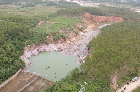Hạ tràn xả lũ hồ Kẻ Gỗ sạt lở nghiêm trọng, cuốn trôi hàng nghìn cây keo của dân