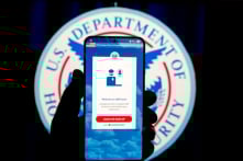 Chính quyền Trump treo thưởng 3.000 USD cho di dân tự nguyện hồi hương