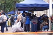 Người dân trở lại Wang Fuk Court sau cháy lớn: ’40 năm gom góp nay hóa tro tàn’